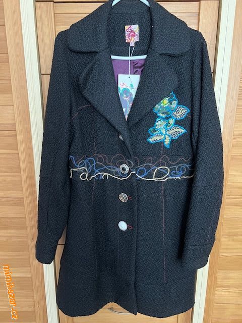 Dámský černý kabát s výšivkami