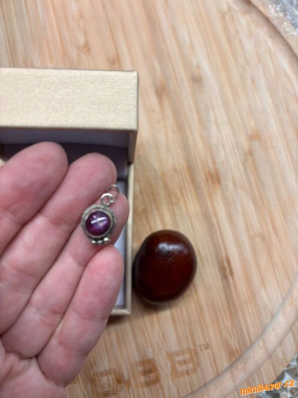 Rubín -hvězdný rubín, přírodní drahokam ve stříbře