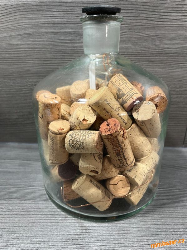 Skleněná nádoba (s dekoracemi)