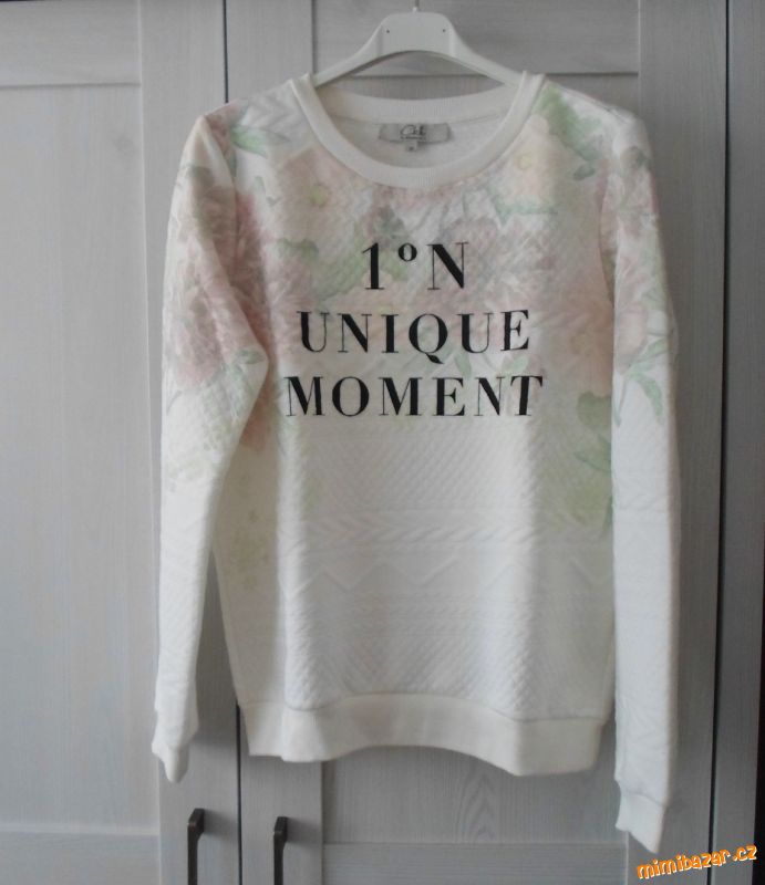 Bílá květovaná mikina mikinka