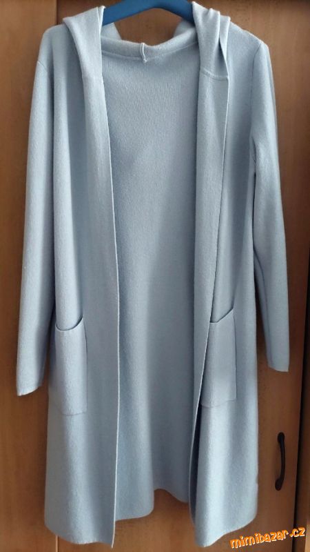Dlouhý světle modrý svetr s kapucí