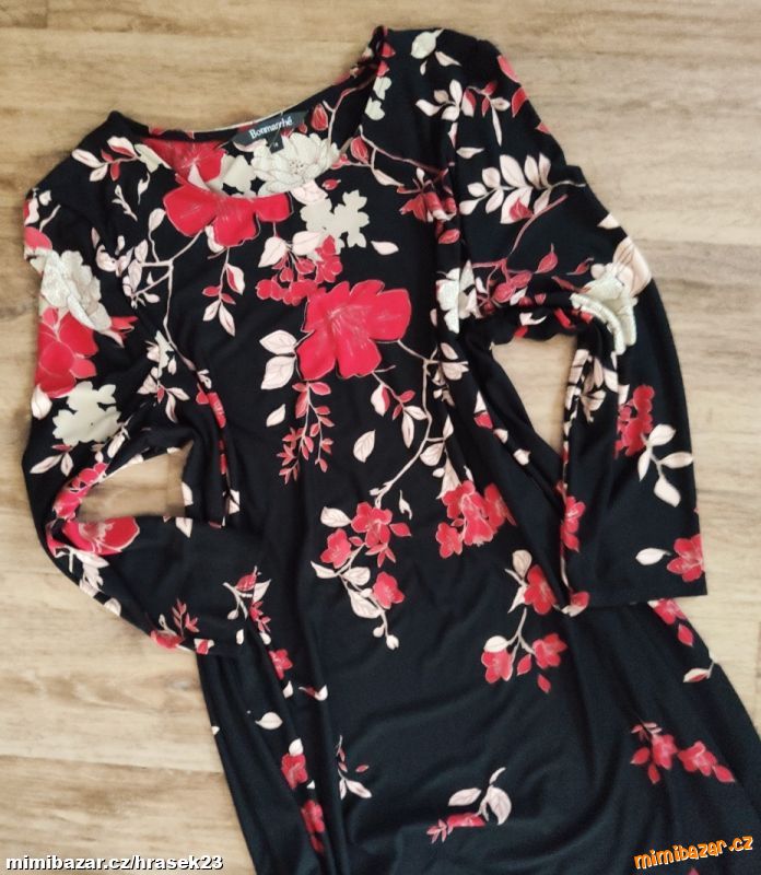 Květovaná delší halenka