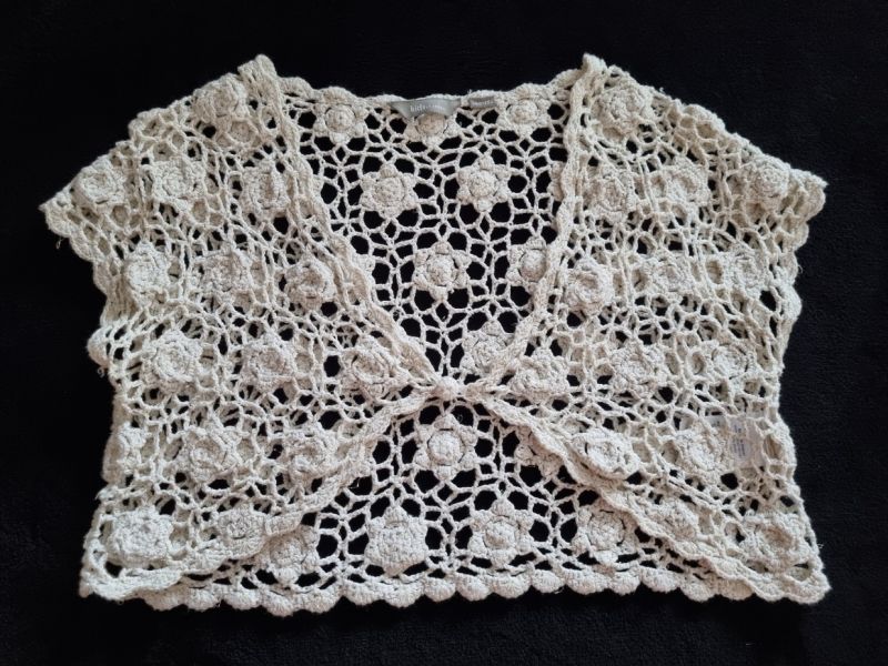 Béžové bolerko, krátká háčkovaná vesta