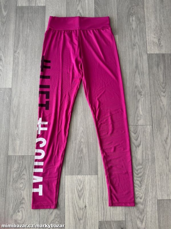 Dlouhé legíny s nápisem