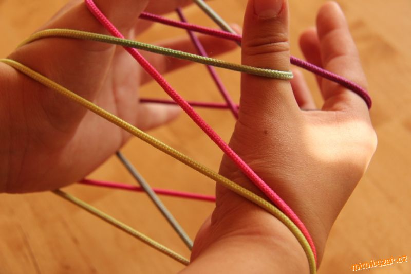 Retro dětská hra Přebírání provázku