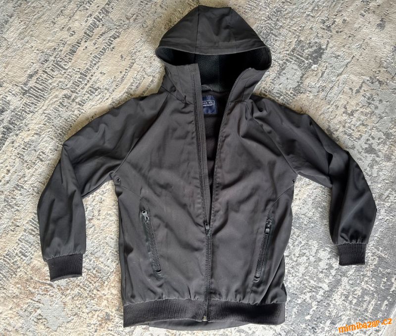 Černá softshellová bunda Next s kapucí 10 let