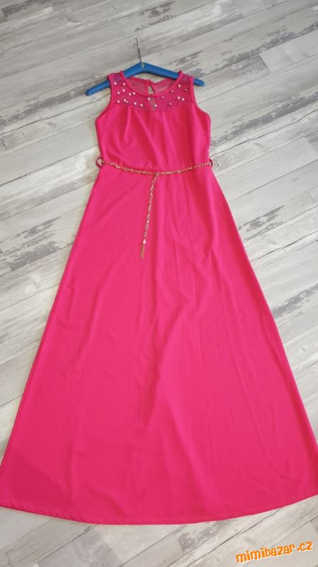 Krásné dlouhé růžové šaty