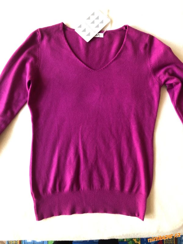 Fuchsiovy svetr