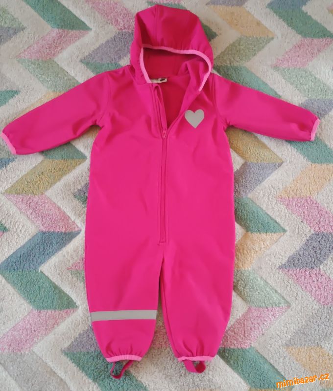 Krásný zateplený softshellový overal se srdíčkem