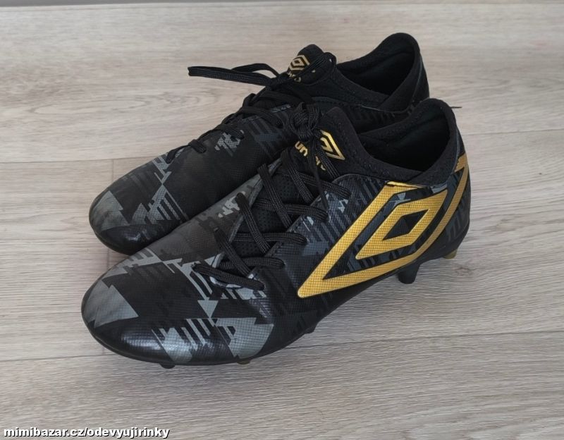 Zánovní zlatočerné kopačky Umbro