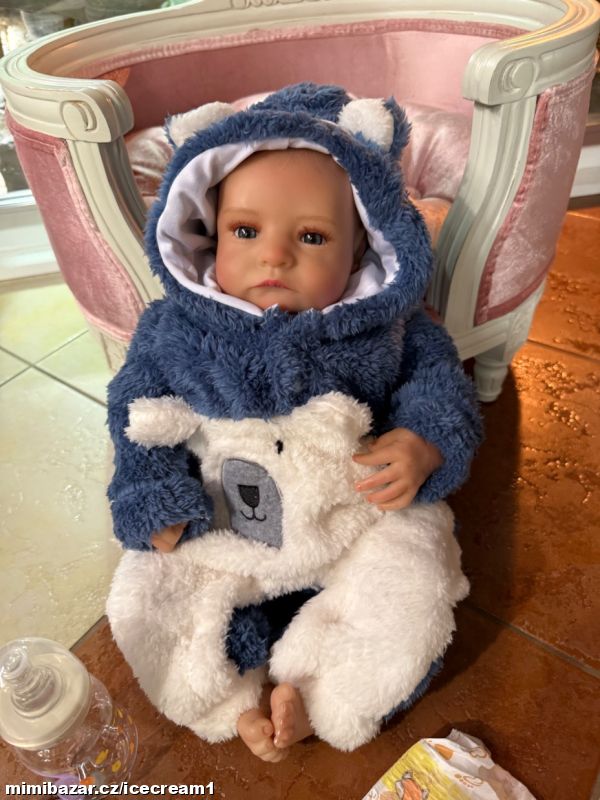 Realistické miminko v overálku