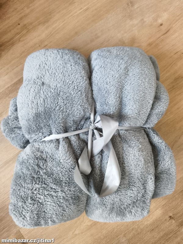 Šedá heboučká deka