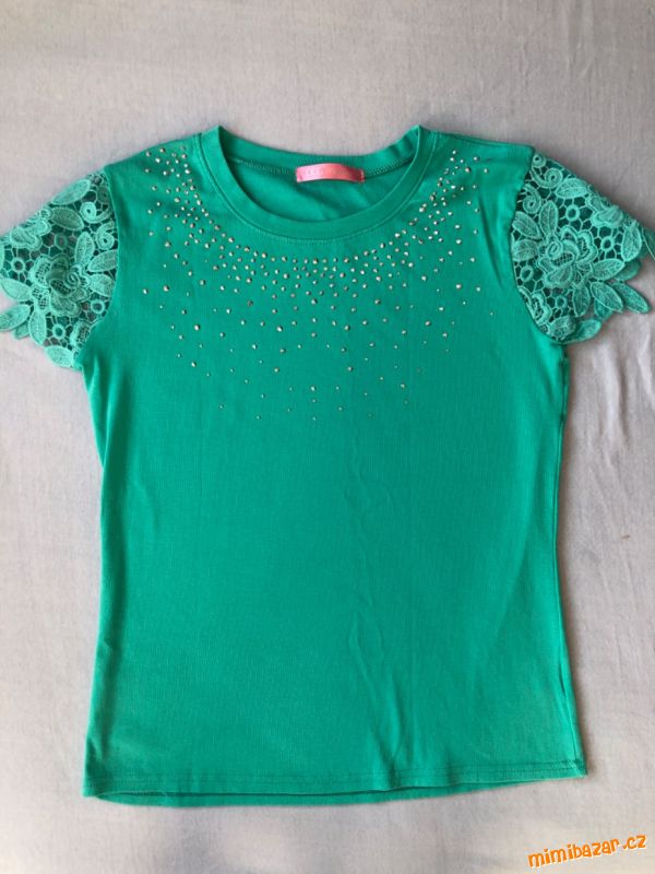 Zelene triko s kaminky a krajkou