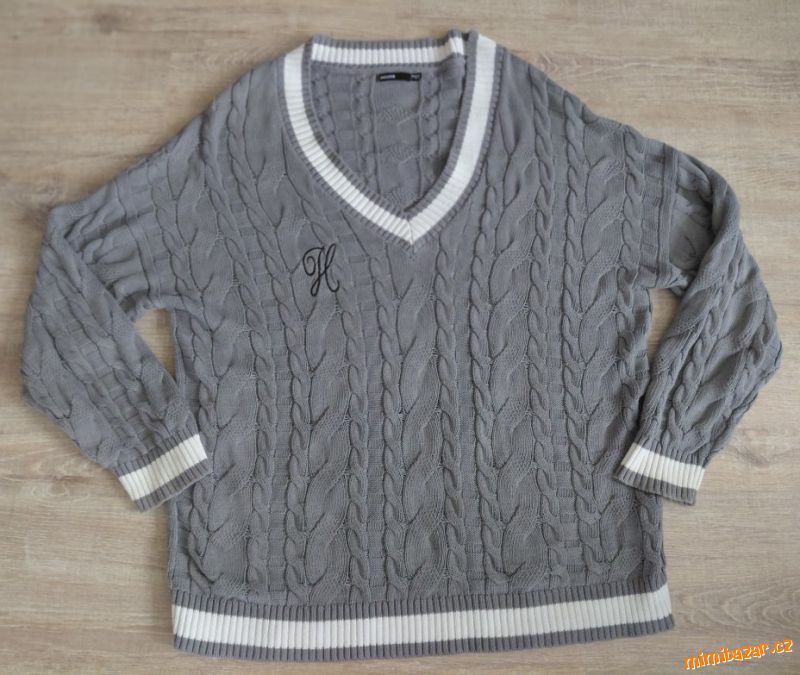 ŠEDÝ OVERSIZE SVETR DO "V" ZE 100% BAVLNY