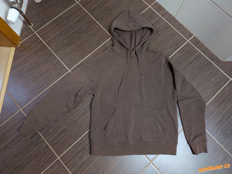 Hnědá mikina s kapucí a klokankou