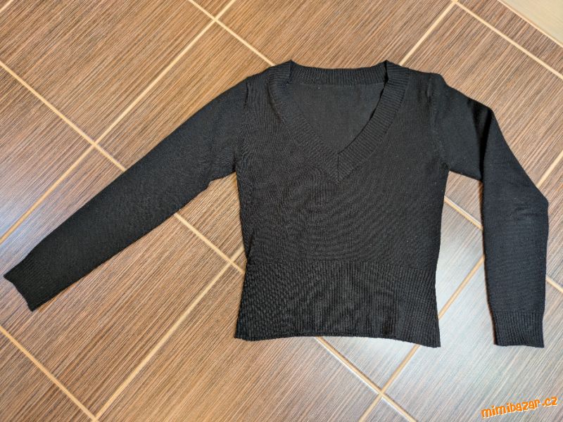 Černý krátký svetřík
