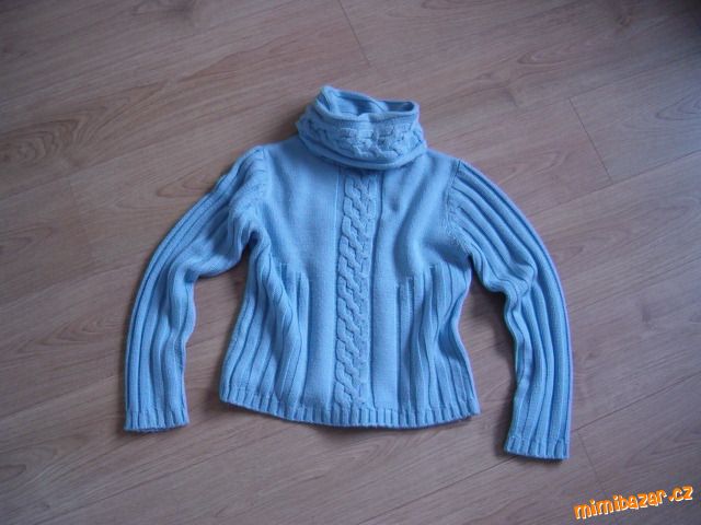 Teplý světlemodrý svetr rolák vel. M/38