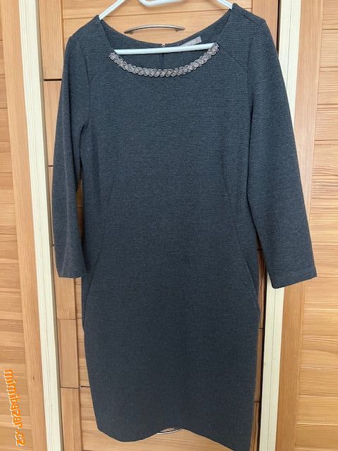 Dámské šaty s ozdobným lemem