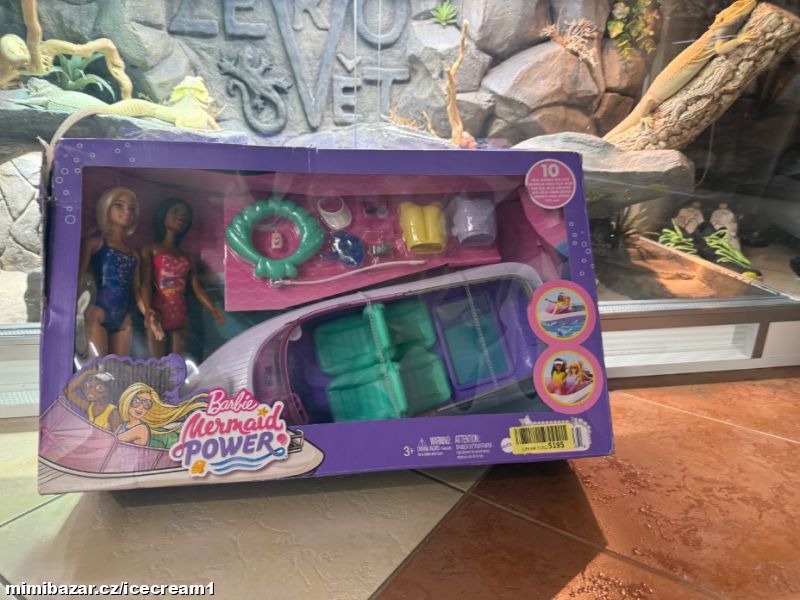 Motorový člun a dvě panenky Barbie