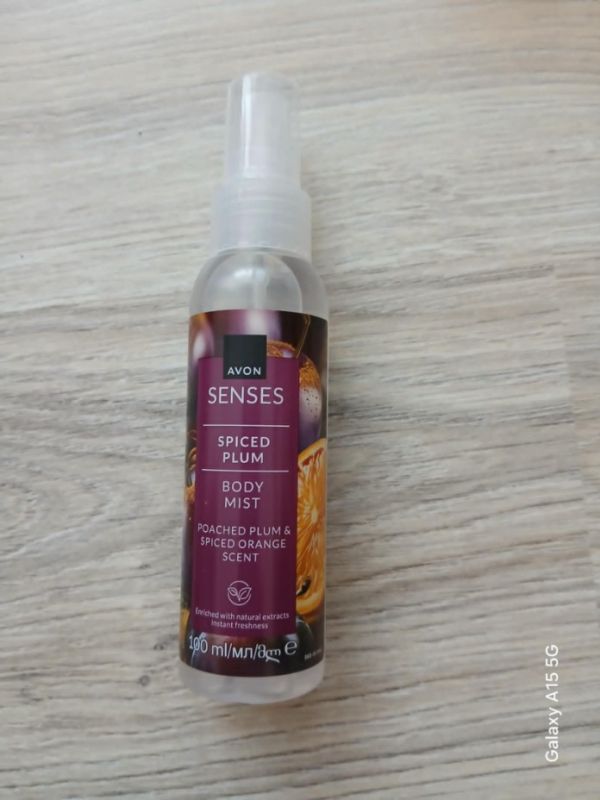Tělový sprej s vůní švestky, koření a pomeranče