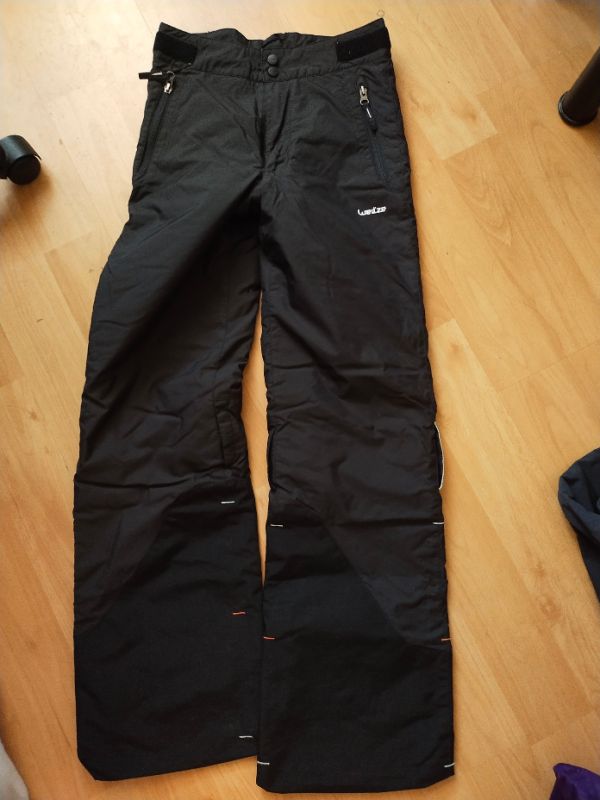 Černé lyžařské rostoucí kalhoty