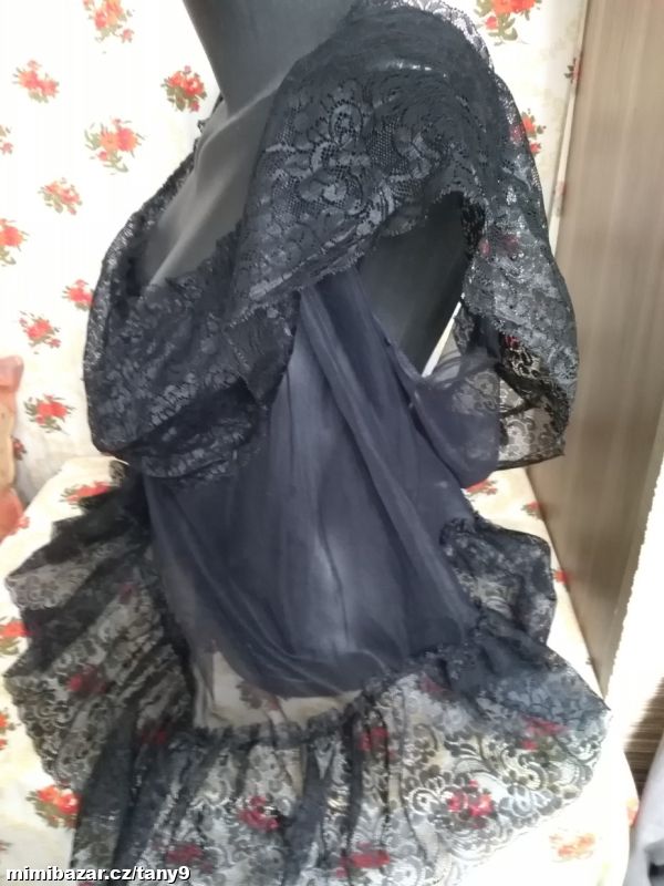 Košilka a kalhotky s krajkou