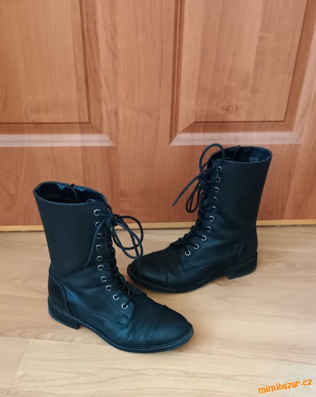 Krásné černé polokozačky na boku na zip