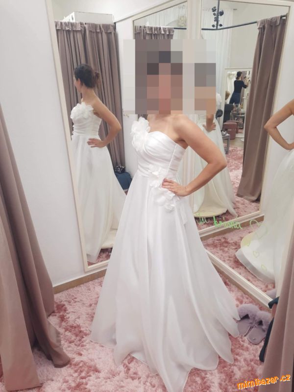 Jedinečné svatební šaty s květinovou aplikací