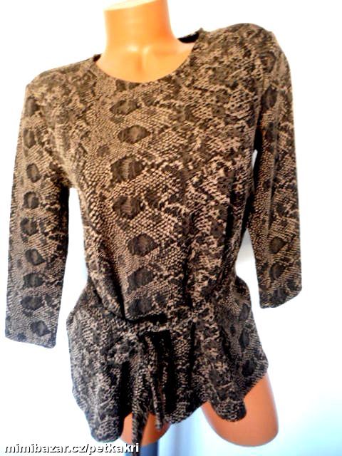 Lehčí svetřík s páskem uk 8