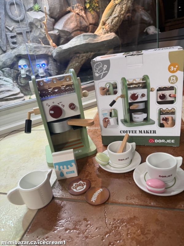 Luxusní kávovar s hrníčky a příslušenstvím