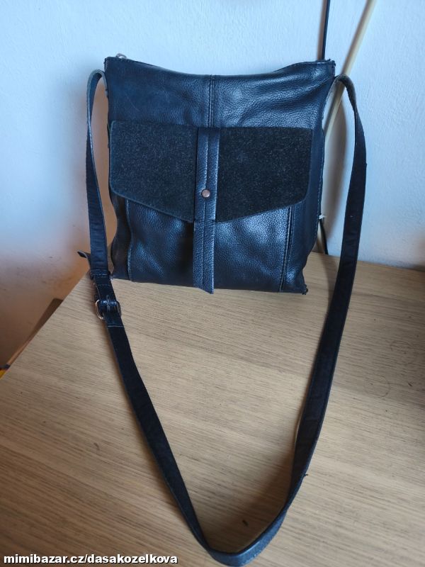 Černá kožená crossbody kabelka NEXT