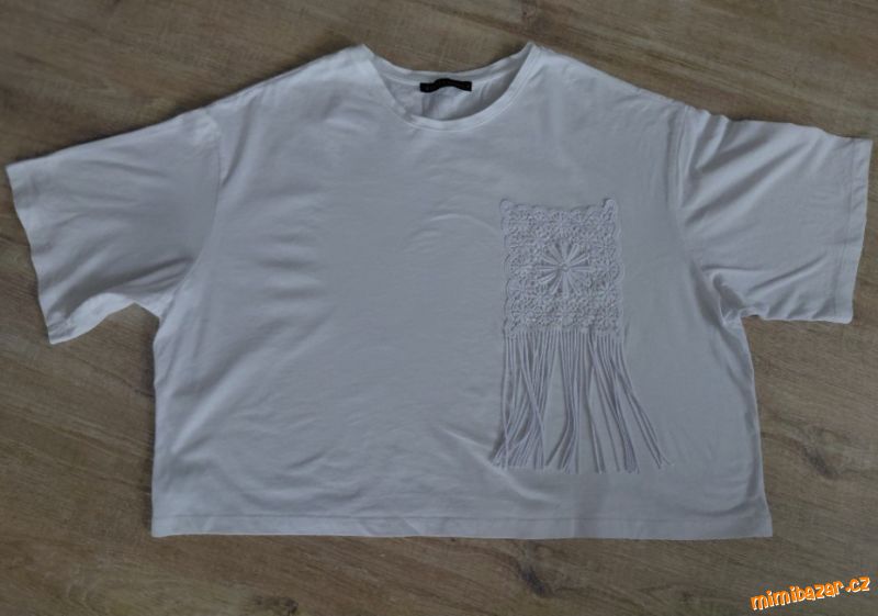 BÍLÝ TOP/KRÁTKÉ OVERSIZE TRIČKO S NAŠITOU KRAJKOU