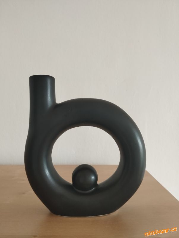 Černá váza
