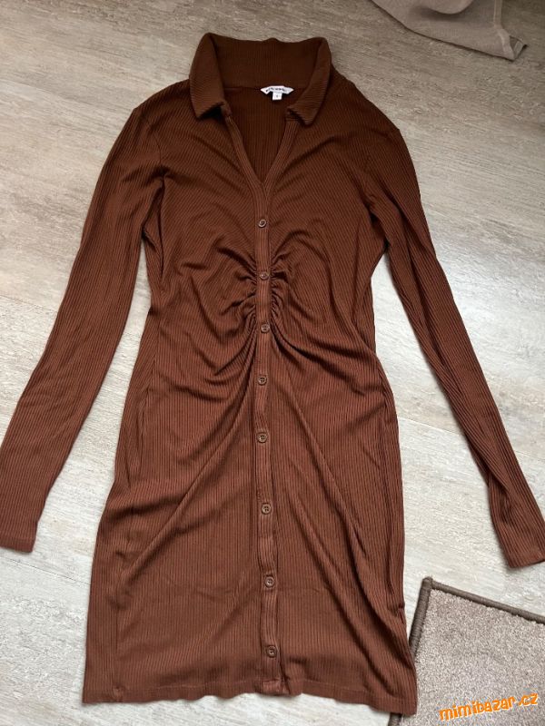 Hnědé šaty nebo delší top
