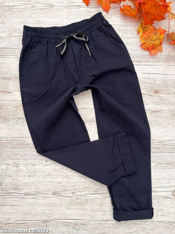 TMAVĚ MODRÉ KALHOTY ITALY S OZDOBNOU ŠŇŮRKOU