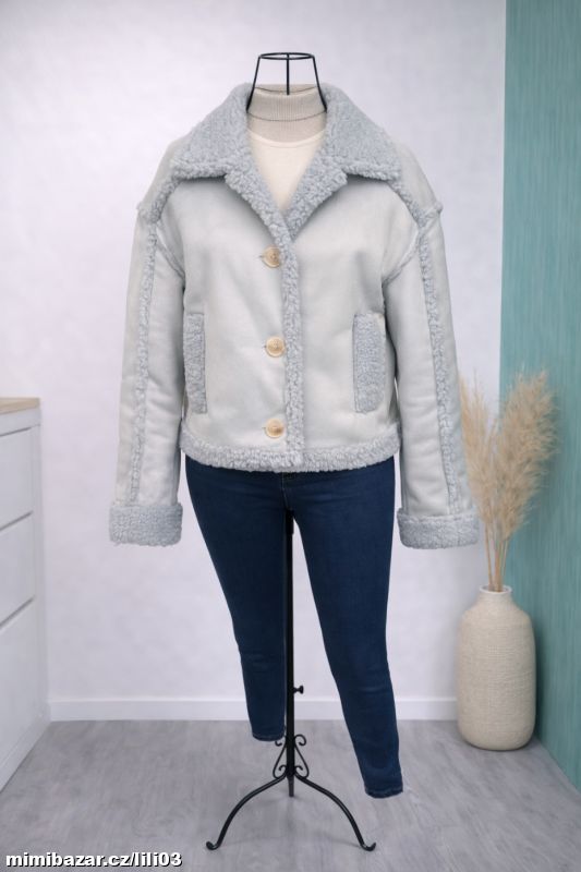 SVĚTLE MODRÝ KRÁTKÝ KOŽÍŠEK/KABÁTEK BERSHKA