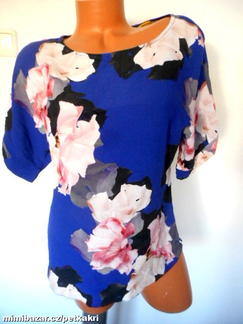 modré tričko s květy a rozparky uk 8