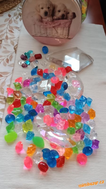 Krystaly, kamínky v plechové krabičce na hraní