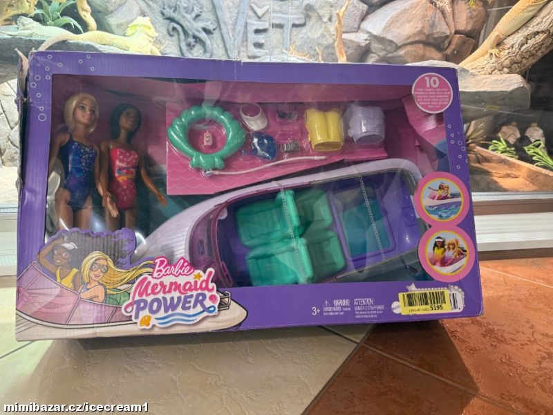 Dvě panenky Barbie s motorovým člunem