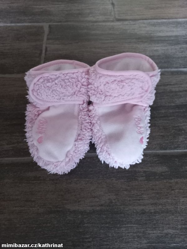 Růžové teplé měkké botičky do kočárku