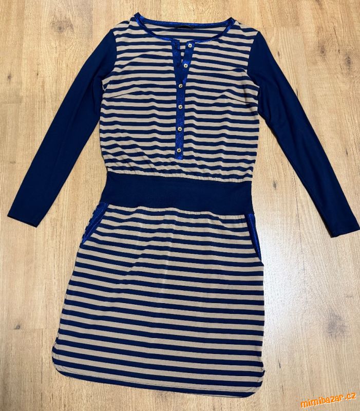 Příjemné šaty Infinite