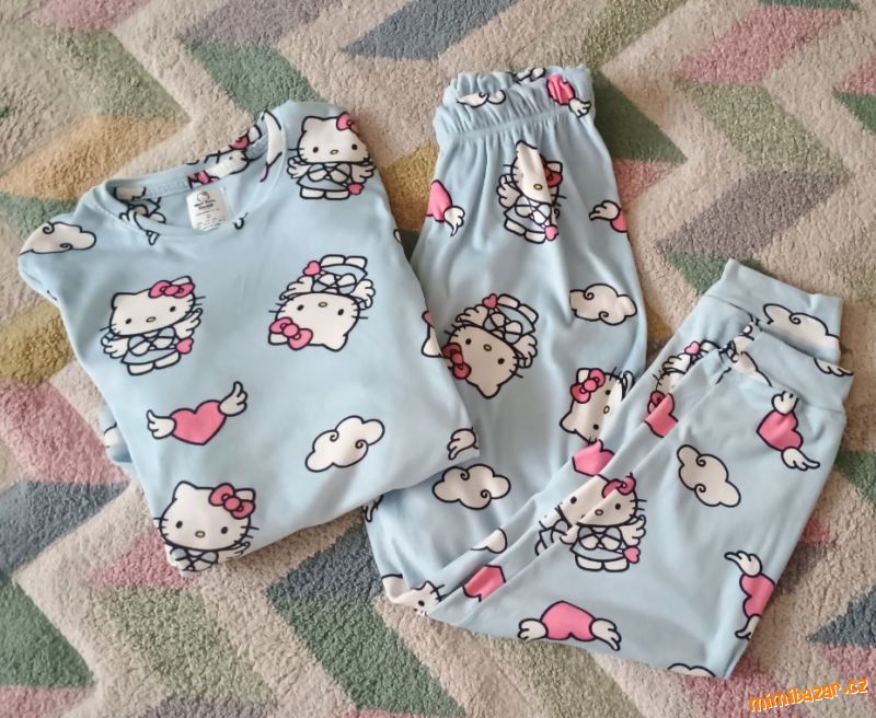 Nádherné sametové pyžamko Hello Kitty -TOP STAV