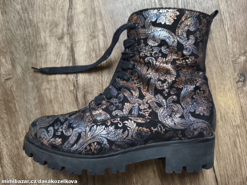 Atraktivní celokožené boty TOSCA BLU v.38