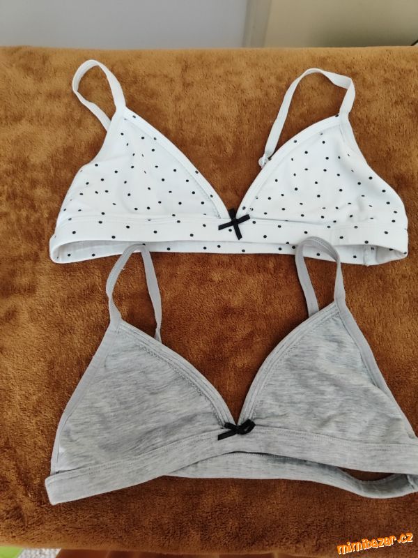 Dívčí podprsenky různé velikosti