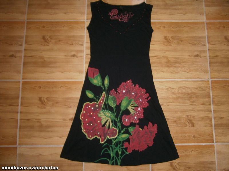 Krásné černé šaty s flitry značky DESIGUAL, vel.M