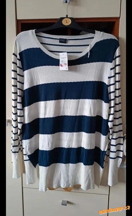 S VISAČKOU svetr asymetrický vel. XL dávám do 46
