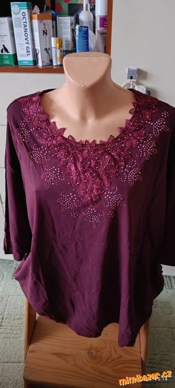 Vínové triko s aplikací vel. DE 52 nenošené