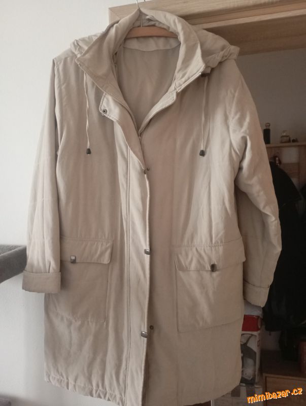 delší zimní bunda s kapucí