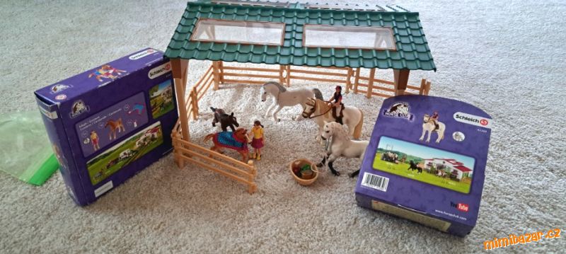 SCHLEICH velký set výběh, koně a přístřešek