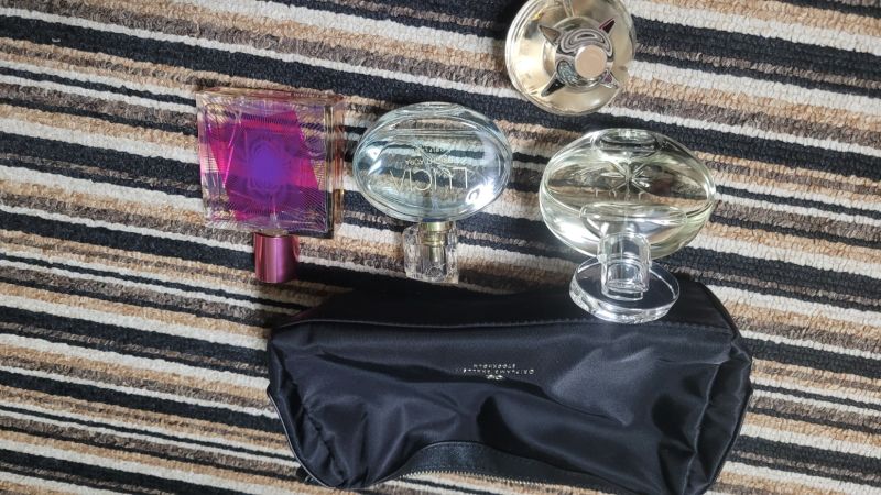 4 x toaletní voda a kosmetická taštička